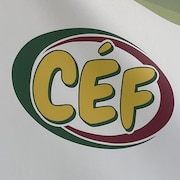 Affiche du CEF à l'intérieur du Pavillon élémentaire Monique-Rousseau de l’École canadienne-française, à Saskatoon. 20 janvier 2024