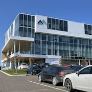 L'immeuble de quatre étages du Cégep Beauce-Appalaches à Sainte-Marie avec des voitures dans le stationnement en premier plan.