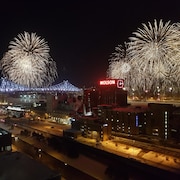 Un feu d’artifice imposant au-dessus du pont Jacques-Cartier.