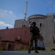 Un militaire russe monte la garde à l'extérieur du deuxième réacteur de la centrale nucléaire de Zaporijjia.