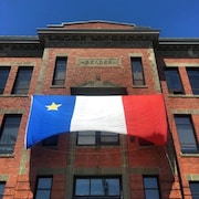 La devanture du Centre culturel Aberdeen. Un immense drapeau acadien est accroché au bâtiment. 