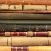 Vieux livres empilés