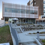 L'entrée principale du Centre régional de radio-oncologie à Rouyn-Noranda.