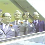 Dignitaires, dont Pierre Elliott Trudeau, en file dans l'escalier roulant du Centre Rideau lors de son inauguration.