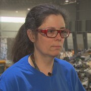 Nathalie Caouette devant des matières recyclables.