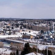 Un centre-ville l'hiver.
