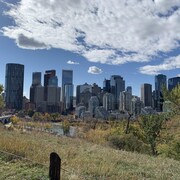 Vue du centre-ville de Calgary de l'autre côté de la rivière Bow.