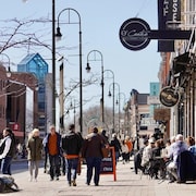 Plusieurs piétons se promène sur la rue des Forges au centre-ville de Trois-Rivières à l'arrivée des journées chaudes du printemps                        