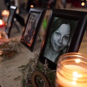 Des photos encadrées de femmes disparues et assassinées sont posées sur une table et entourées de chandelles, en vue d'une cérémonie au Palais législatif tenue en 2019.
