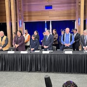 Les &eacute;lus de Pessamit et de Qu&eacute;bec sont pr&eacute;sents et s'appr&ecirc;tent &agrave; signer l'entente.