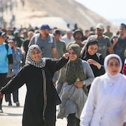 Des Palestiniens marchent.