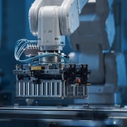 Un bras robotisé sur une chaîne de production de batteries électriques.