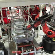 Des véhicules Tesla sont assemblés par des robots à l’usine du constructeur, située à Fremont, en Californie.