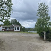 Un chalet le long d'un cours d'eau.