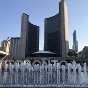Hôtel de Ville de Toronto, la fontaine devant avec écrit en grosses lettres derrière les jets d'eau : TORONTO