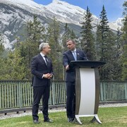 Le ministre des Finances du Canada, François-Philippe Champagne (à gauche) et le ministre des Finances de l'Ukraine, Sergii Marchenko (à droite) à Banff le 20 mai 2025.
