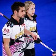Kadriana et Colton Lott, le couple manitobain qui a remporté vendredi la médaille d'or au championnat canadien double mixte de curling à Fredericton au Nouveau-Brunswick. 