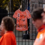 Un chandail orange sur lequel est écrit « Every Child Matters » (Chaque enfant compte) lors d'une marche à Saskatoon, en Saskatchewan, le 30 septembre 2022.