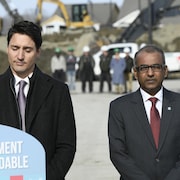 Chandra Arya aux côtés de Justin Trudeau lors d'une conférence de presse en 2019.