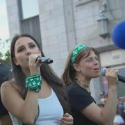 Des femmes qui chantent.