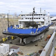 Le traversier NM Félix-Antoine-Savard repose dans une cale sèche du chantier maritime Davie, à Lévis, le 4 avril 2023.