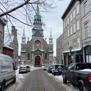 Une chapelle au bout d'une rue