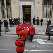 Le cercueil de Brian Mulroney porté à l'intérieur de l'édifice Sir-John-A.-Macdonald.