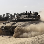Un char israélien se déplace près de la frontière avec la bande de Gaza le 19 mai 2025.