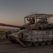 Des militaires ukrainiens conduisent un char.