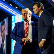 Donald Trump serre la main de Charlie Kirk.