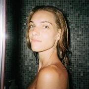 Photo de la femme vue de profil dans une douche. 