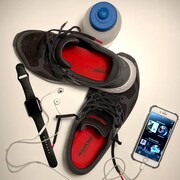 Des souliers de course, un téléphone, une montre et une bouteille d'eau.
