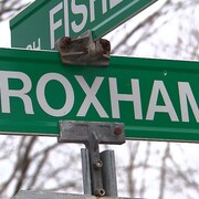 Une pancarte indique Rg Roxham.