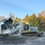 Un grue détruit un bâtiment.