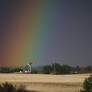 Un chevalet de pompage au milieu d'un champ près de Calgary, en Alberta.