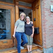 Deux femmes à l'extérieur devant une porte d'entrée. 