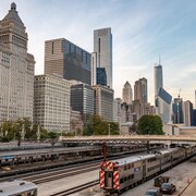 Une station de train au cœur du quartier. Derrière se dressent des gratte-ciel.