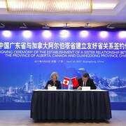 La première ministre albertaine, Rachel Notley, signe l'accord de relation commerciale entre sa province et celle du Guangdong, en présence du gouverneur de la province chinoise, Ma Xingrui.