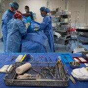 Un patient sur une table d'opération chirurgicale