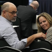 Chris Barber et Tamara Lich dans la salle d'audience de la commission.