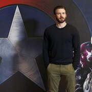 L'acteur Chris Evans pose devant une affiche du film « Capitaine America : la guerre civile ». 