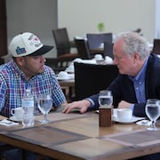 Chris Van Hollen attablé avec Kilmar Abrego Garci,