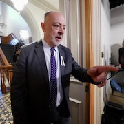 Christian Dubé entrant dans la salle Bernard-Lalonde de l'Assemblée nationale.