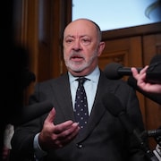 Christian Dubé en mêlée de presse.