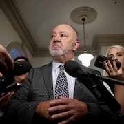 Le ministre de la Sant&eacute; du Qu&eacute;bec, Christian Dub&eacute;, en m&ecirc;l&eacute;e de presse.