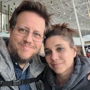 Le couple à l'aéroport.