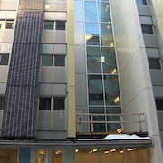 Un immeuble à étages et à la façade colorée au centre-ville.