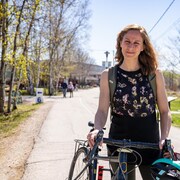 La députée de Sherbrooke pour Québec solidaire, Christine Labrie, avec son vélo. 