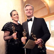 Emma Thomas et Christopher Nolan tiennent trois Oscars.