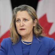 Chrystia Freeland s'adresse aux journalistes.